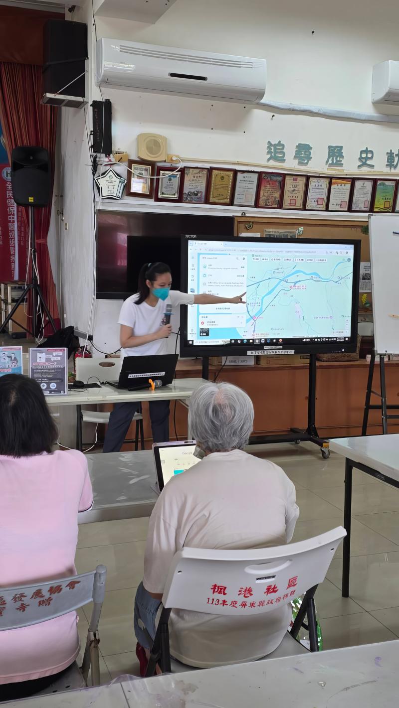 講師示範 Google Map,學員跟著實作操作平板或手機學習。