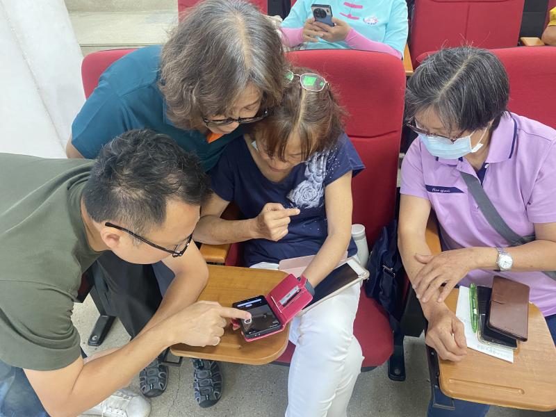 老師向學員示範如何利用相片編輯軟體移除多餘人物