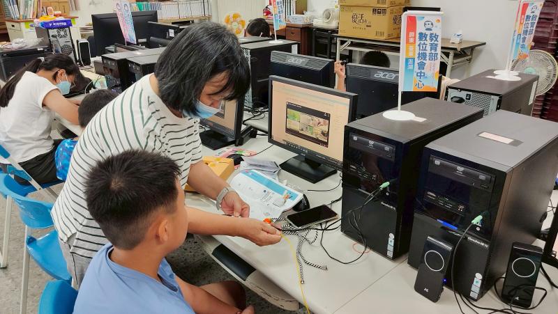 老師先以簡單的示範，讓孩子們了解3D列印筆的操作方式