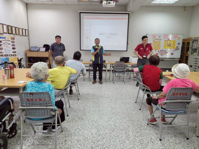 龜港里許文祥里長(畫面中間)到場鼓勵長輩學習。