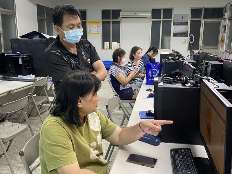 DOC執行長設計海報能力很強，與學員討論商品海報的排版跟文字內容。