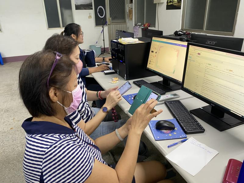 canva製作海報因版型緣故，不斷尋找合適照片才能做出符合需求的海報。