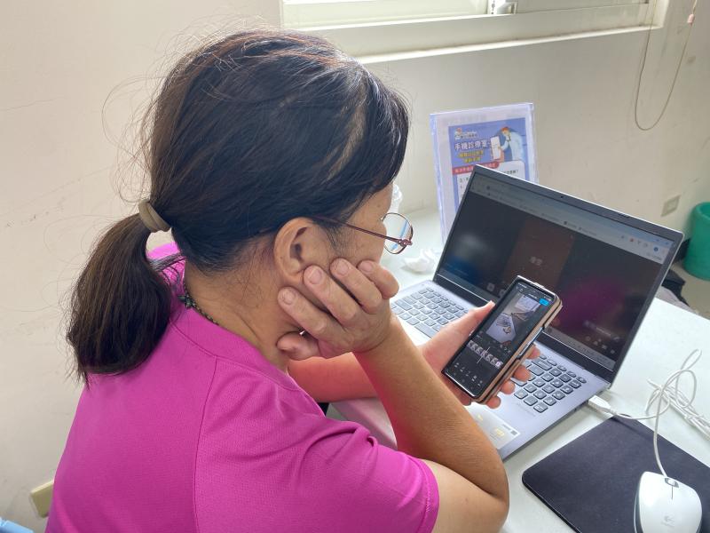 學員正在仔細檢視影片中的特定片段，後製團隊需根據學員的反饋進行細緻的調整，包括畫面剪輯、特效運用、字幕與音效的修正，確保每個細節都符合學員的要求，使最終影片達到最佳呈現效果。