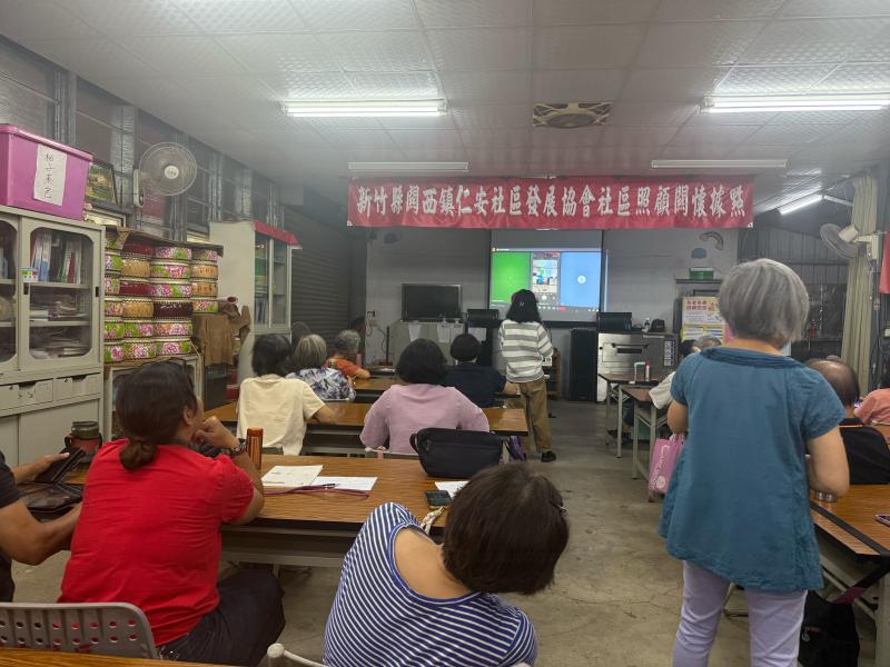 老師指導CANVA功能操作