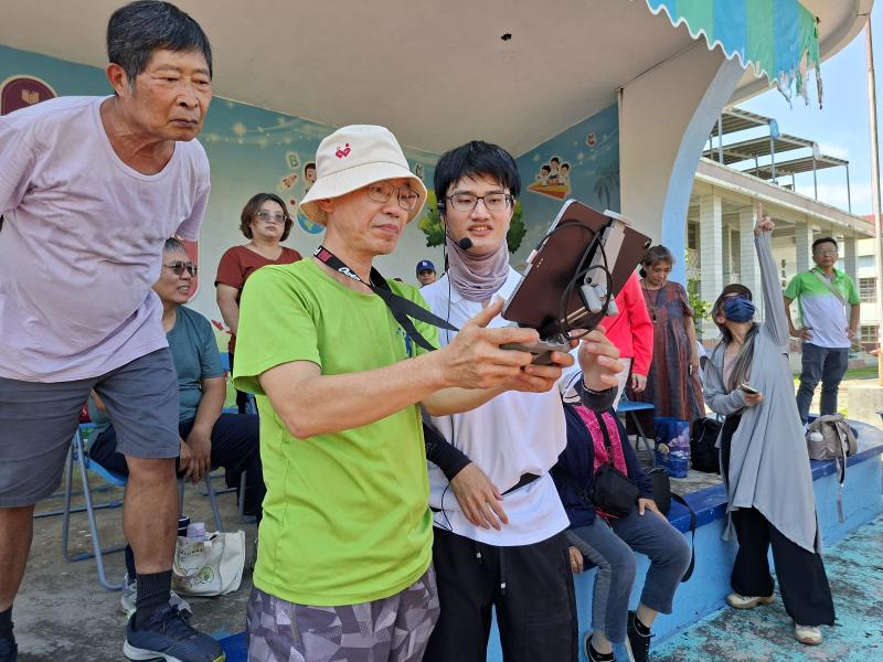 學員在室外，操控無人機飛在天空上，直呼真酷!