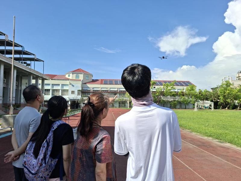 每位學員都能親自操控無人機，藉由無人機的攝影機，從空中鳥瞰月津國小校園，真讚!