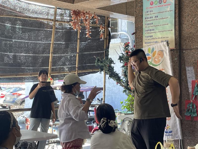 講師示範肩關節的活動