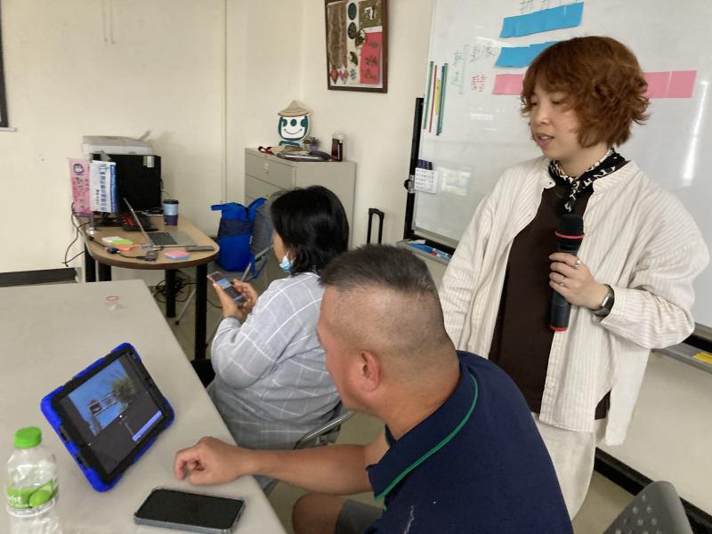 老師在課程上操作示範，並詢問學員是否清楚操作步驟