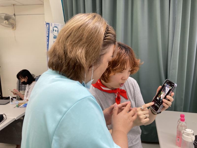 老師仔細地與學員討論操作應用