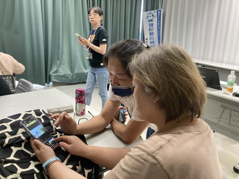 學員彼此互相討論交流