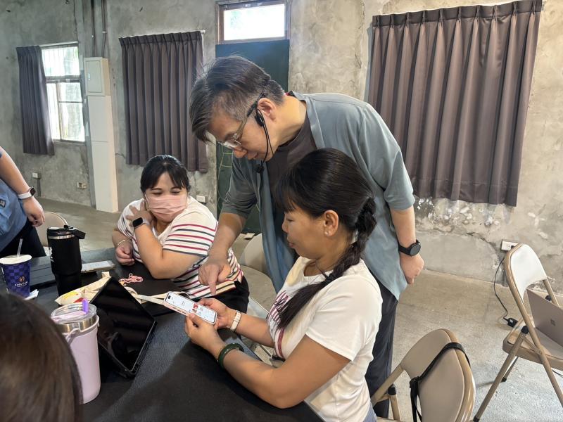 課程中大家互相交流、實作，感覺很有成就感，也更有信心在生活或工作上應用這些技巧。