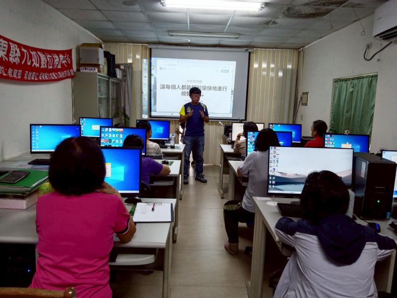 老師說明如何運用AI軟體工具讓學員更輕鬆製作影片