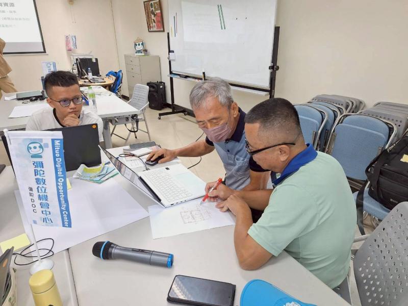 學員們認真討論將紙本的史料轉化為輕巧的數位簡報。