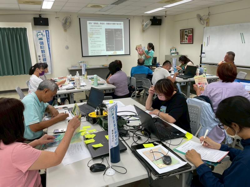 小幫手分享canva簡報跟學員們簡短宣導手機安全防護管理。