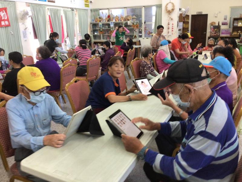 長者上課學習畫面