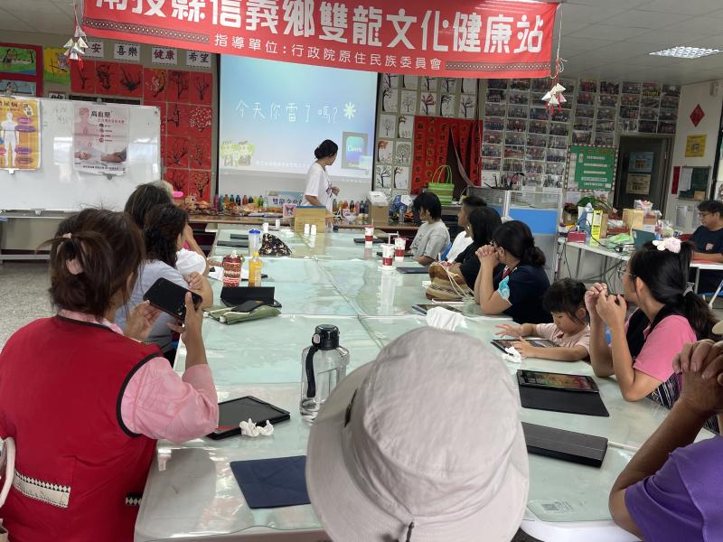 本次「你今天雷了嗎？數位雷雕刻」課程於8月21日在雙龍社區活動中心舉辦，16位志工參與，透過Canva基礎操作與素材應用，學員學習數位設計的入門技巧。