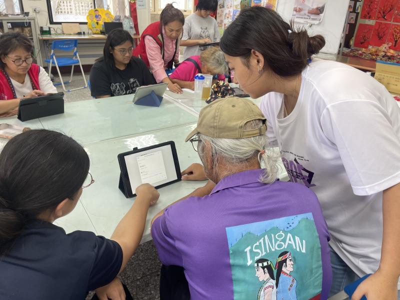 學員對能親手完成作品感到驚喜與成就感，課程過程中彼此協助學習。最後並進行皮革保養，讓成品更耐用美觀，數位技能與生活應用完美融合。