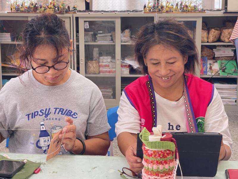 這次參加「你今天雷了嗎？數位雷雕刻」課程，第一次體驗從Canva設計到雷雕機實作的完整過程。親眼看見自己設計的圖案刻在皮革上，再縫合成識別證套，成就感十足。