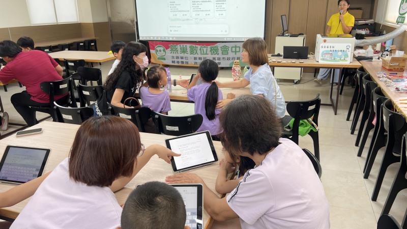 今天在美濃圖書館舉辦的課程, 這次我們不僅帶來 AI 創意體驗，還特別扛了「鐳雕 UV 直噴機器」到現場讓民眾和小朋友體驗