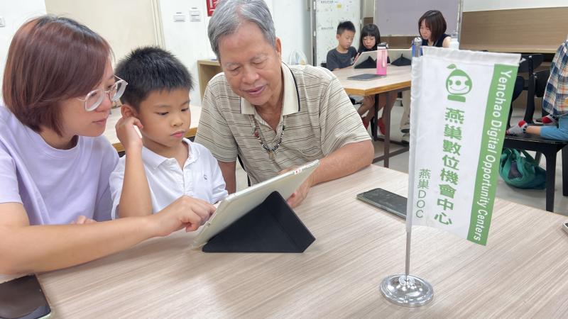 參與者都是親子,教他們先用 Copilot AI 工具生成美濃在地特色的四句聯，再將詩意轉換成圖畫，最後透過 UV 直噴與鐳雕