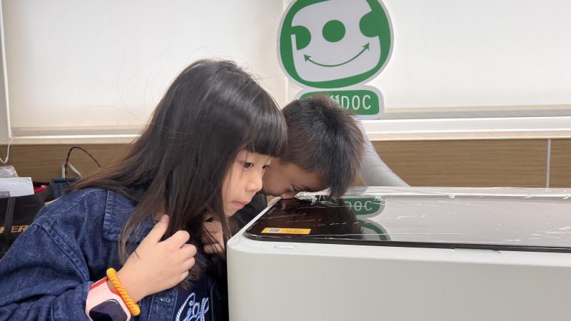 小朋友對我摃來的這台新興科技機器充滿好奇