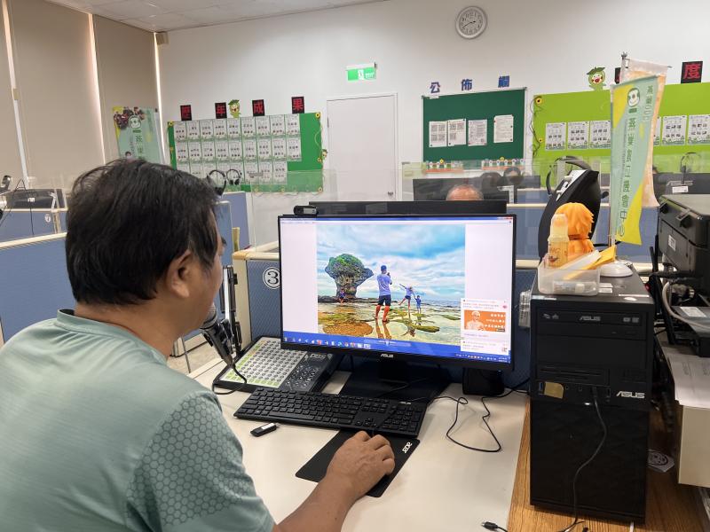 照片中老師在課程上課解到:構圖技巧,如何利用黃金比例、終極構圖、引導線、三角形構圖等方式強調主題