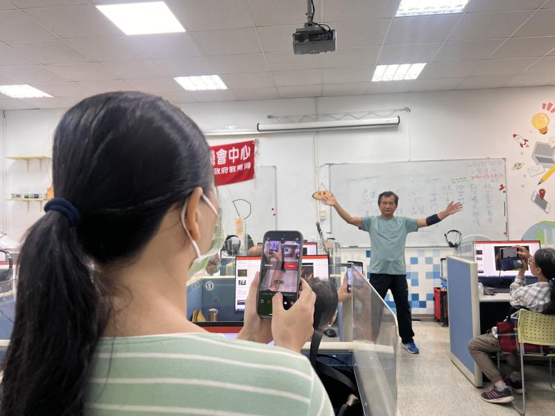 老師以身示範,一張平面照片需要明確的焦點主題， 讓觀眾找到畫面的故事或情緒，透視鏡頭主體最能動人的角度