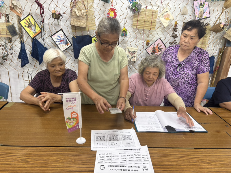 學員互相學習I櫃台小幫手也協助學員使用手機