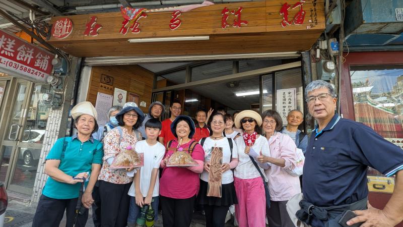 杜裕昌餅店前合照