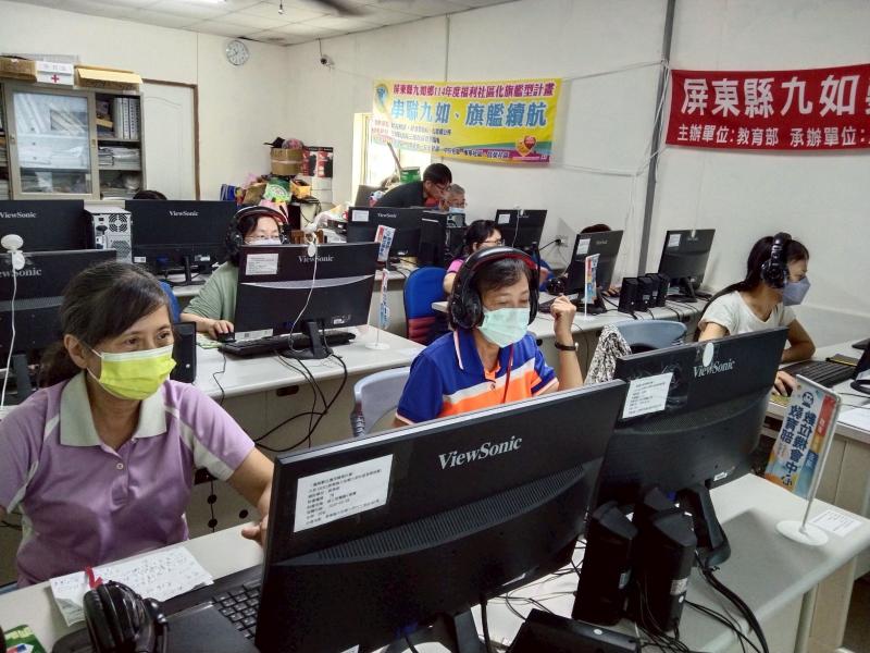 學員戴著耳機認真地操作音樂剪輯