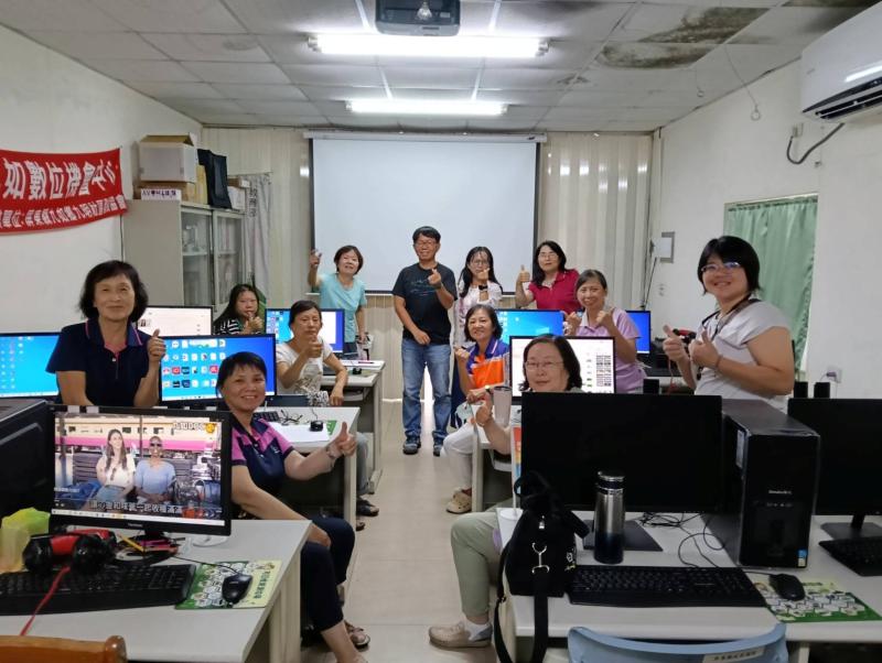 課程結束後，老師與學員合影留念