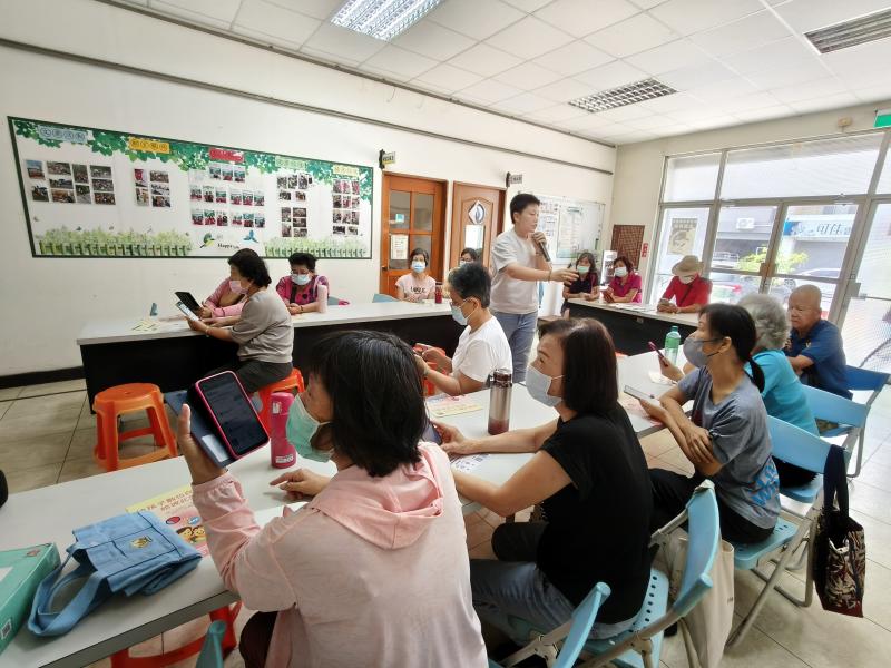 帶領學員逐步完成虛擬健保卡申請流程，包含行動電話認證與App安裝，確保大家能正確完成設定。