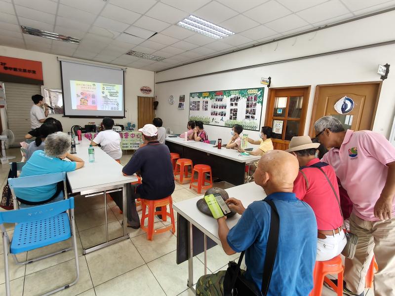 課程也宣導手機防護功能，提醒家長可透過設定，保護13歲以下兒童的手機使用安全，提升數位健康環境。