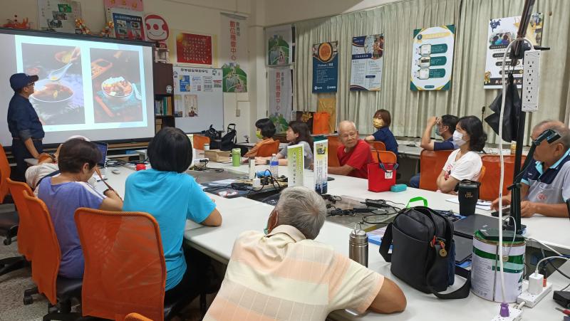 首先介紹商品攝影，講解構圖比例與背景搭配的重要性