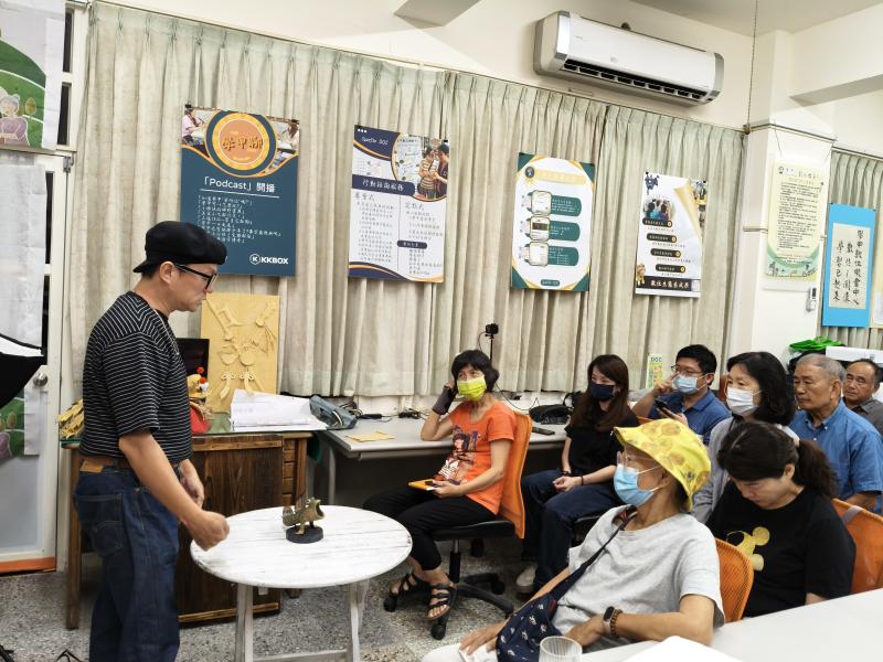 進入人像攝影，示範如何使用自然光與補光設備