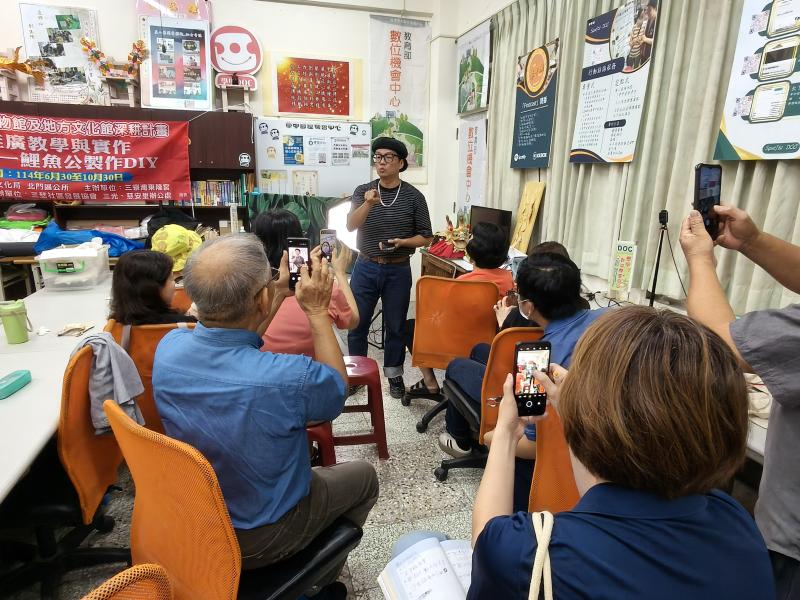 老師帶領學員實際操作，並比較不同主題的攝影技巧應用