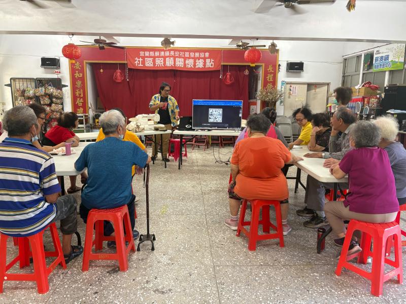 身為長安社區的理事長，我非常感謝數位中心特地為我們安排了這趟「輕鬆架網站」的課程。原本聽起來覺得很困難，心裡也有些擔心自己是否能夠學會，但在老師耐心的引導下，我們一步一步地跟著操作，才發現其實也沒有想像中那麼難。