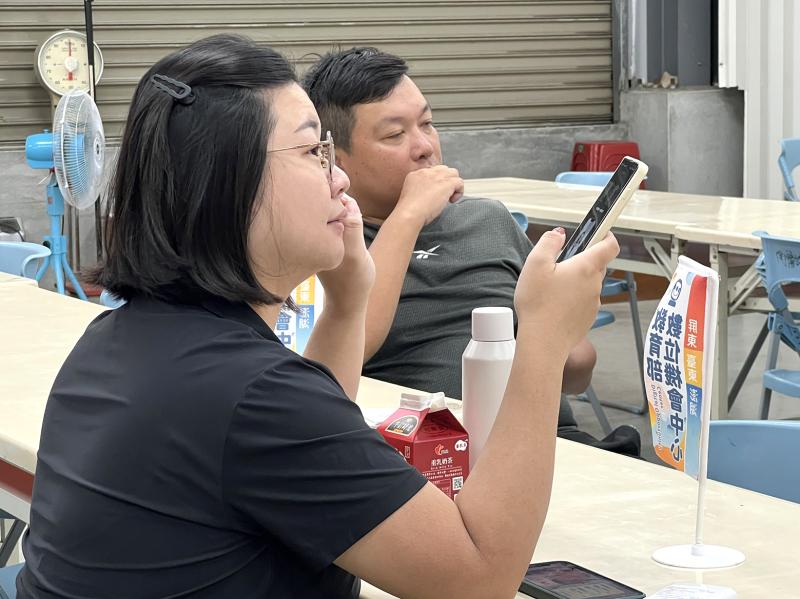 學員們專注地看著前台講師示範手機剪輯操作