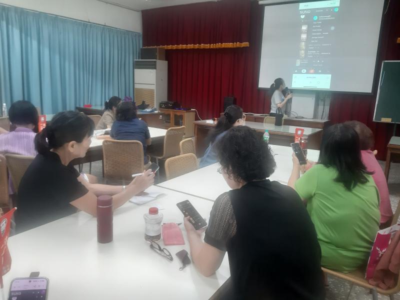 本次課程以「AI新聲音」為主題,講師帶領學員體驗人工智慧在音樂創作上的應用,講師教學員運用SUNO APP輸入想要創作的曲風、關鍵字、旋律等指令設定,即可自動生成一首歌曲,讓學員感受AI降低音樂創作門檻的便利,完成作品後學員們興奮地聆聽曲目