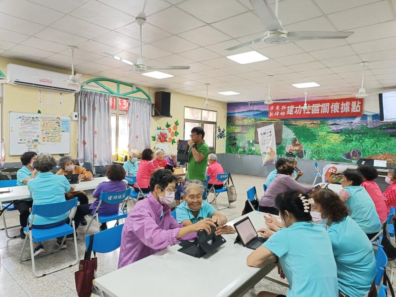 講師於課堂介紹使用各種實用APP，像購物、訂票、地圖導航等。