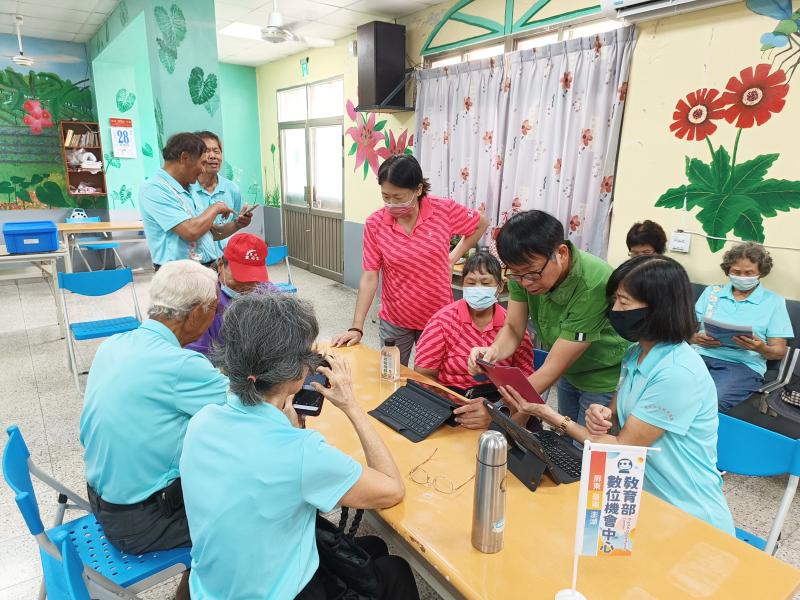 講師提醒學員要設定強密碼，並注意安裝APP的來源。