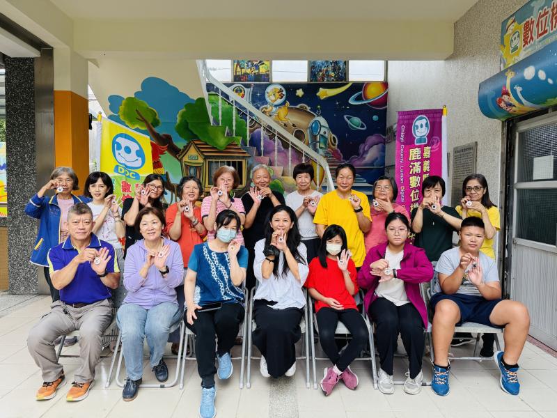 講師與學員拿著作品大合照