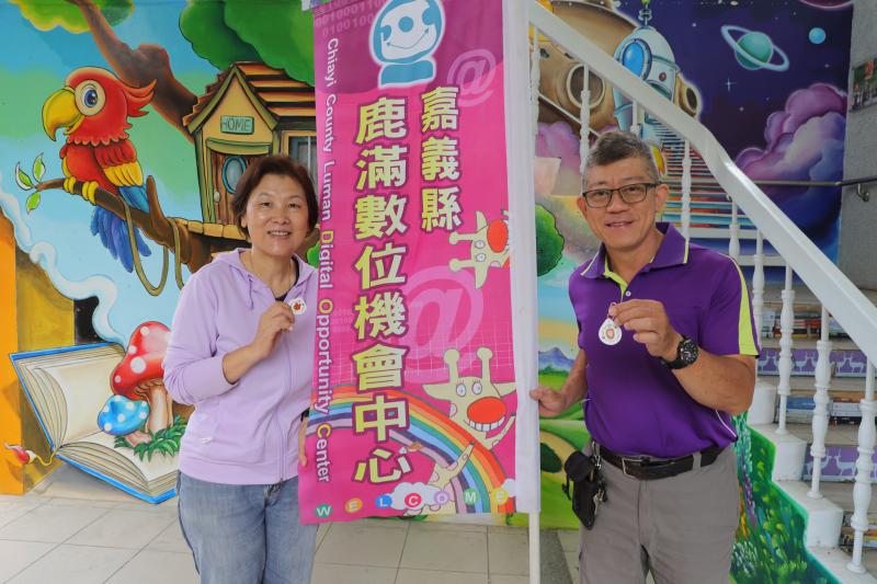 學員拿著 作品合照