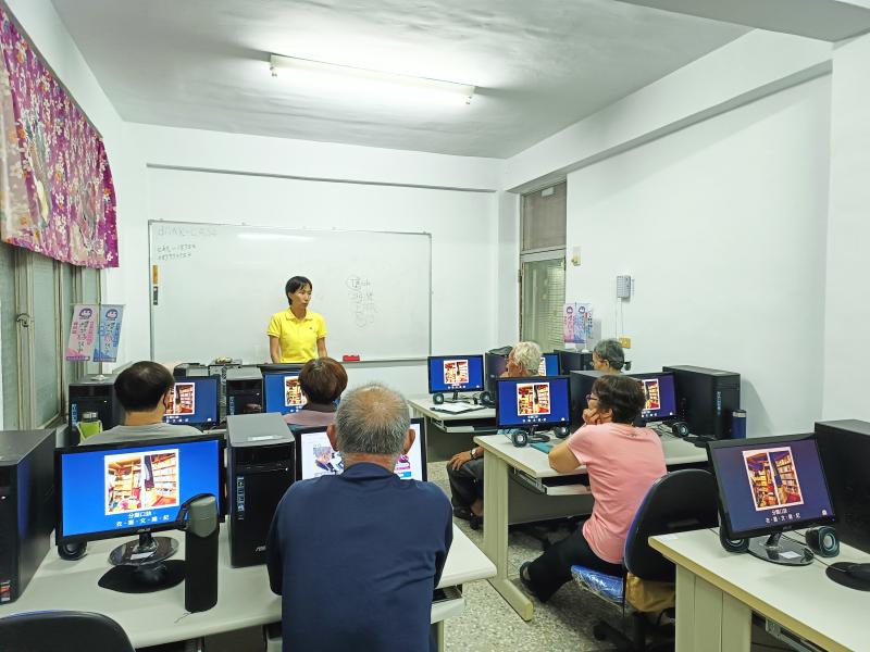 課程中,學員學習使用手機APP建立物品清單。