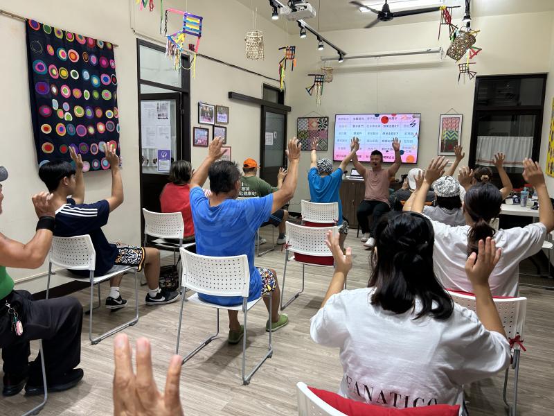 講師帶領長者進行數位運動