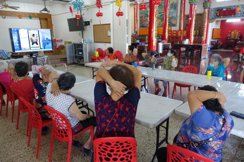 學員學習衛福部線上資源，掌握日常健康監測。