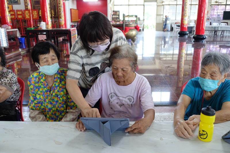 認識肌少症、老年營養與運動APP，體驗安全健身的方法。