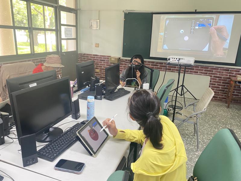 老師依序介紹繪圖軟體圖層功能