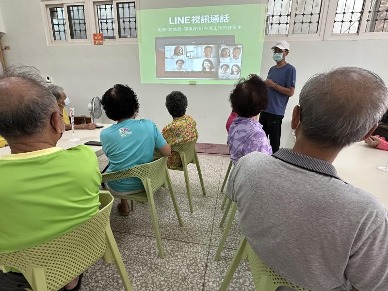 帶著長輩們一起玩FB、LINE，先從最基本的功能開始，大家聽得很專心。