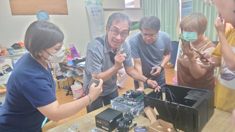 講師認真告訴學員安裝零件時的小撇步